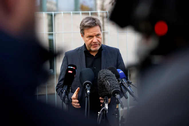 Minister za gospodarstvo in podnebno politiko Robert Habeck je prepričan, da mora Nemčija zmanjšati odvisnost od Kitajske. FOTO:&nbsp;Michele Tantussi/REUTERS
