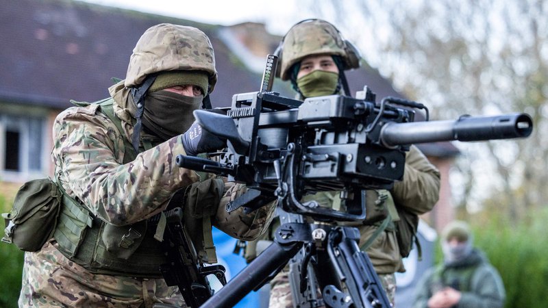 Fotografija: EU bo v prvi fazi usposobila okoli 15.000 ukrajinskih vojakov. Na fotografiji so vojaki med urjenjem v Angliji. FOTO: Andy Commins/AFP
