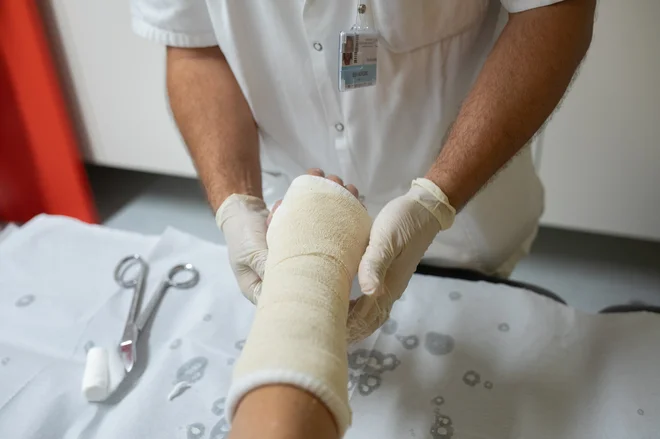 Urgentni centri bolnišnice kadrovsko siromašijo, redno zaposlenih zdravnikov v njih je komaj za vzorec in so že močno izčrpani, bolnikov pa prihaja podnevi in ponoči vse več. FOTO: Voranc Vogel
