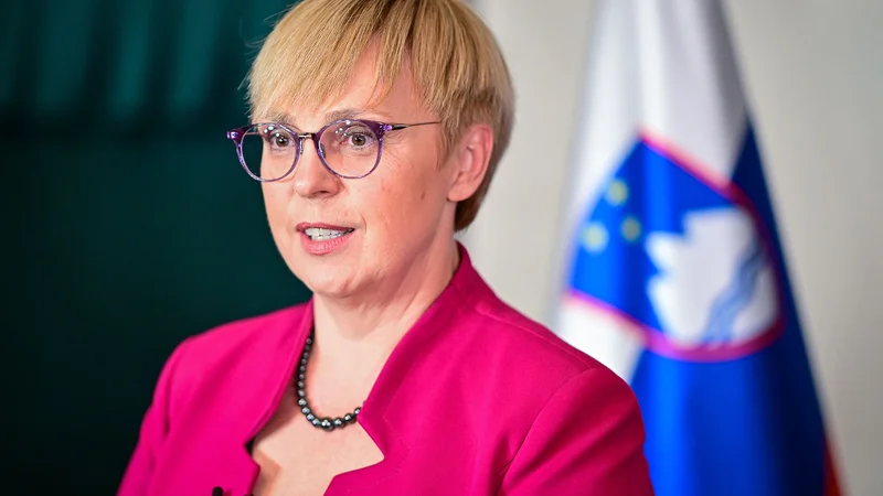 Fotografija: Nataša Pirc Musar pred sedmo silo kot novoizvoljena predsednica republike po prvih neuradnih rezultatih volitev FOTO: Jure Makovec/AFP