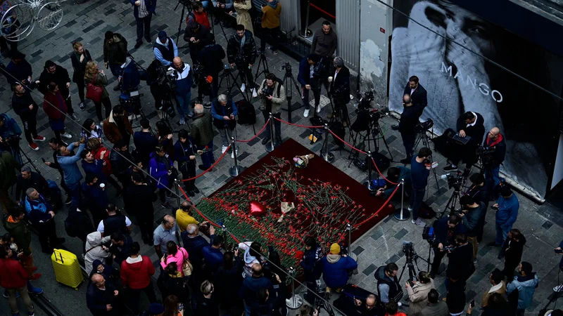 Fotografija: Slovo od žrtev terorističnega napada sredi Istanbula. FOTO: Yasin Akgul/AFP