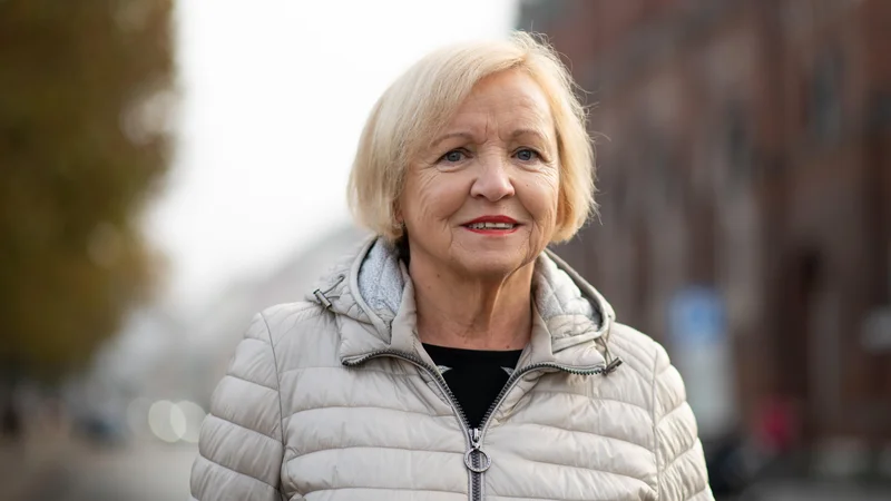 Fotografija: Branka Rudolf je ob selitvi v manjše stanovanje večino svojih knjig podarila vojaški knjižnici v mariborski kadetnici. Foto Miloš Vujinović/Mediaspeed