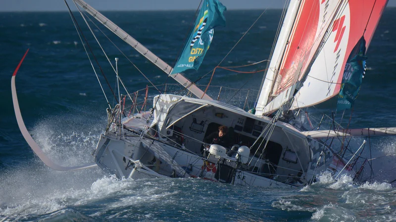 Fotografija: Isabelle Joschke na svoji jadrnici Imoca 60 MACSF po začetku solo jadralne regate Route du Rhum. Regata se je pričela pred francoskim pristaniščem Saint-Malo. Jadralci morajo prepluti Atlantik in prečkati ciljno črto pred pristaniščem Pointe-a-Pitre na otoku Guadelupe. Teoretična dolžina plovbe znaša 3542 navtičnih milj. Najkrajša plovba je po severni direktni poti, severno od Azorskih otokov, najdaljša pa ob obali severozahodne Afrike proti Zelenortskim otokom in nato s pomočjo stabilnih pasatov preko Atlantika. Foto: Loic Venance/Afp