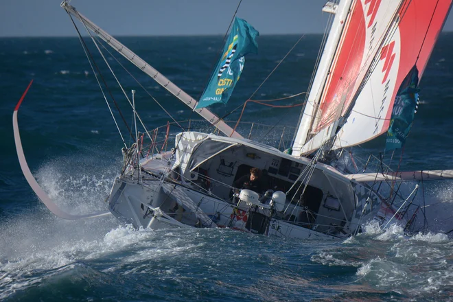 Isabelle Joschke na svoji jadrnici Imoca 60 MACSF po začetku solo jadralne regate Route du Rhum. Regata se je pričela pred francoskim pristaniščem Saint-Malo. Jadralci morajo prepluti Atlantik in prečkati ciljno črto pred pristaniščem Pointe-a-Pitre na otoku Guadelupe. Teoretična dolžina plovbe znaša 3542 navtičnih milj. Najkrajša plovba je po severni direktni poti, severno od Azorskih otokov, najdaljša pa ob obali severozahodne Afrike proti Zelenortskim otokom in nato s pomočjo stabilnih pasatov preko Atlantika. Foto: Loic Venance/Afp
