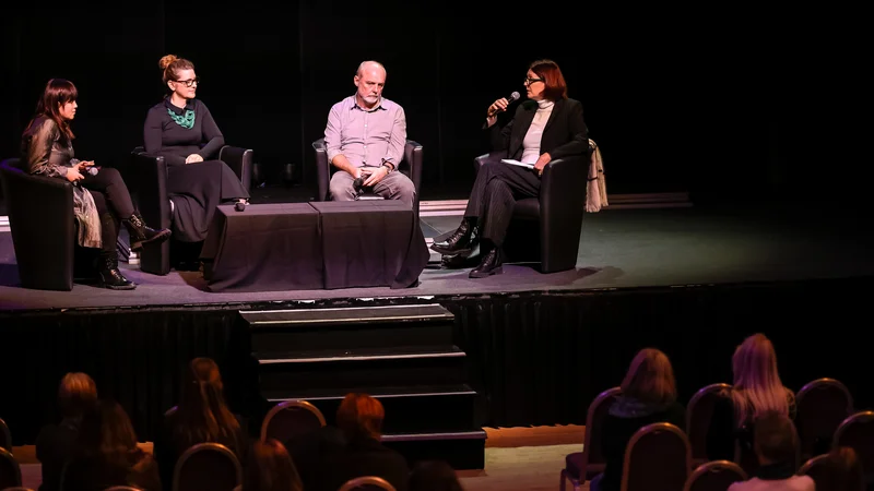 Fotografija: V okviru konference so pripravili tudi okroglo mizo, na kateri so sodelovali Marjetka Krapež, Marko Trobevšek in Renata Zamida, moderirala jo je Nika Kovač.FOTO: Črt Piksi