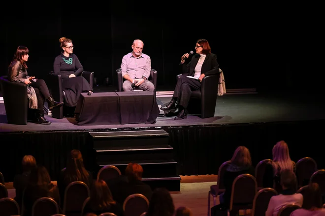 V okviru konference so pripravili tudi okroglo mizo, na kateri so sodelovali Marjetka Krapež, Marko Trobevšek in Renata Zamida, moderirala jo je Nika Kovač.FOTO:&nbsp;Črt Piksi
