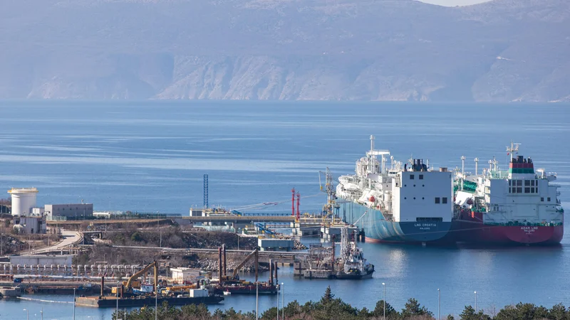 Fotografija: Hrvaška namerava na Krku več kot podvojiti kapacitete terminala za LNG. FOTO: Matija Djanjesic/Cropix
