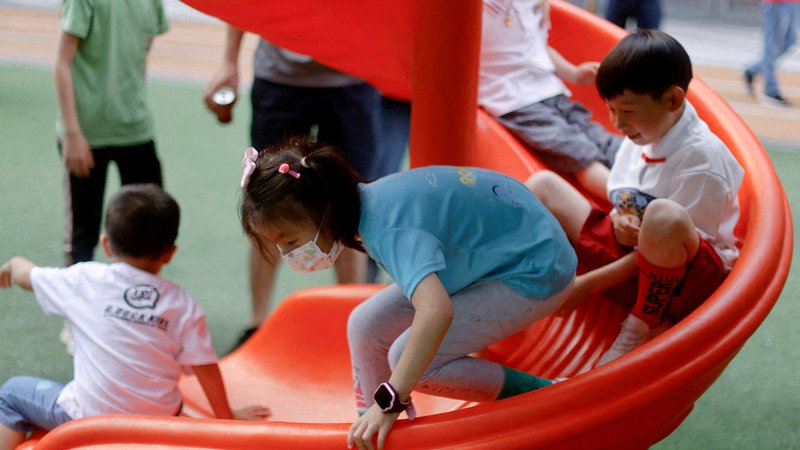 Fotografija: Mnogi Kitajci, ki jih je dolgo pestila politika enega otroka, imajo zdaj kljub drugačnim smernicam še vedno le enega potomca, veliko jih niti ne načrtuje družine. FOTO: Aly Song/Reuters
