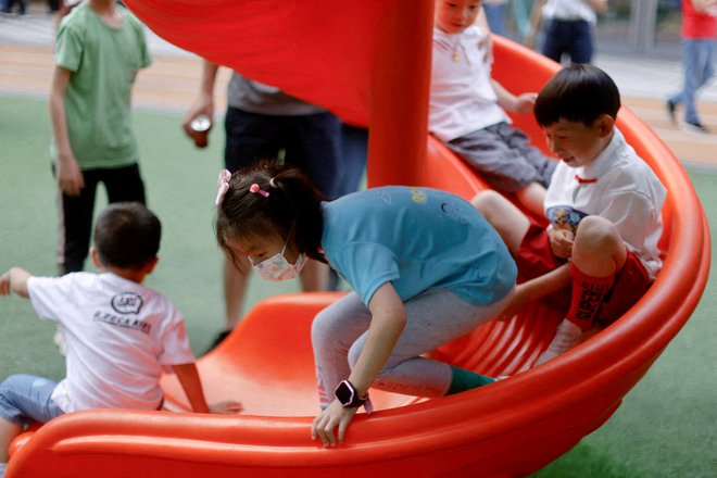 Mnogi Kitajci, ki jih je dolgo pestila politika enega otroka, imajo zdaj kljub drugačnim smernicam še vedno le enega potomca, veliko jih niti ne načrtuje družine. FOTO: Aly Song/Reuters

