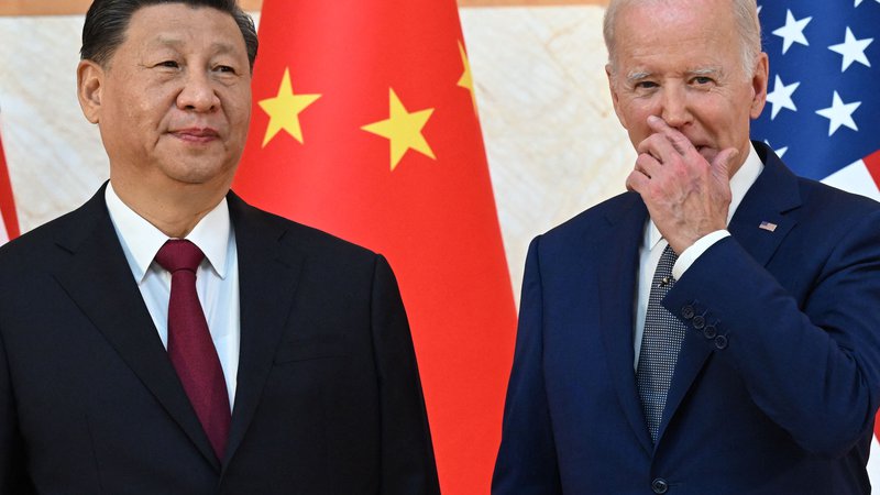 Fotografija: Ameriški predsednik Joe Biden in kitajski voditelj Xi Jinping sta se včeraj na Baliju strinjala, da se jedrska vojna ne sme začeti. FOTO: Saul Loeb/AFP

