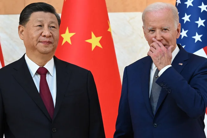 Ameriški predsednik Joe Biden in kitajski voditelj Xi Jinping sta se včeraj na Baliju strinjala, da se jedrska vojna ne sme začeti. FOTO: Saul Loeb/AFP
