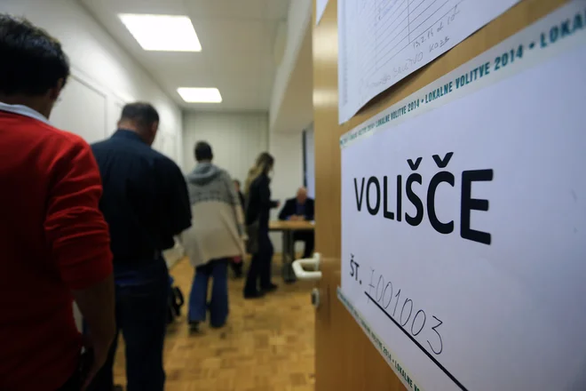 Preden boste obkrožili, se vprašajte, ali vas občinska oblast vpraša, česa si želite, preden vam pred nosom postavi stolp ali most? FOTO: Tadej Regent