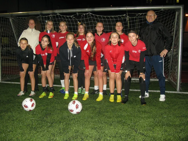 Nič jih ne ustavi: zasavske nogometašice na večernem treningu na stadionu Rudarja v Trbovljah. Skrajno desno trener Hajrudin Ibrakić. FOTO: Polona Malovrh
