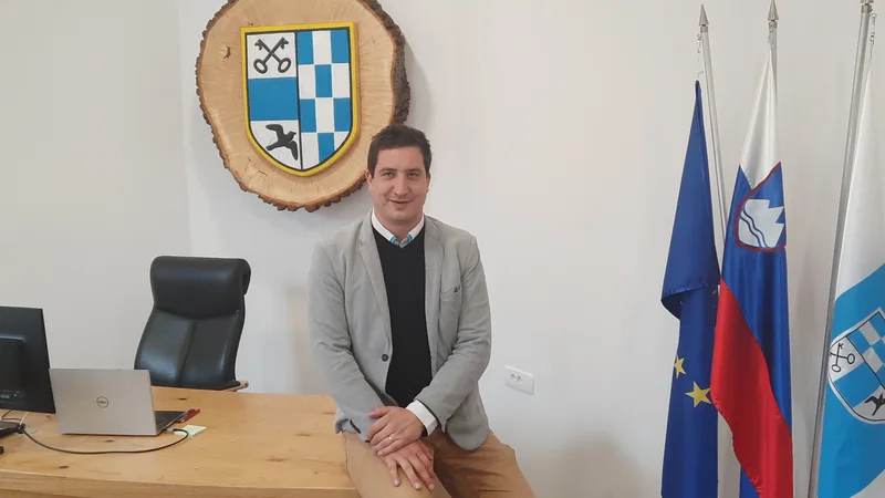 Fotografija: Grad Dvor je letos dobil novo fasado in je kraju v ponos, sledi obnova grajskega parka, napoveduje Rok Roblek, župan Preddvora. FOTO: Delo