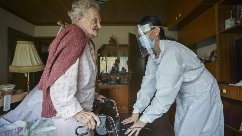 Fotografija: V socialnovarstveni dejavnosti primanjkuje okrog 20 odstotkov kadra. FOTO: Jože Suhadolnik/Delo