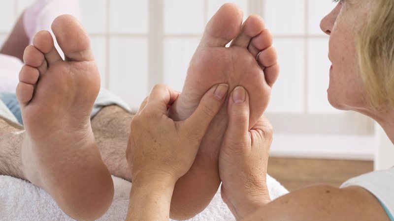 Fotografija: Če imate bolečine v stopalih in ste z opisanimi testi ugotovili, da bi bil vaš tekaški čevelj lahko preozek, je prvi korak, da zamenjate obutev. FOTO: Arhiv Polet/Shutterstock 
