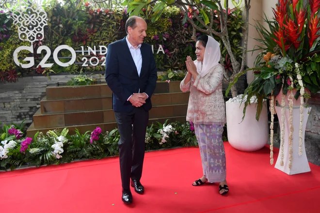Prva dama Indonezije Iriana Widodo pozdravlja zakonca evropske komisarke Heika von der Leyna.  FOTO: Reuters

