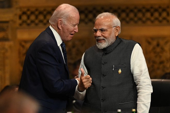 Ameriški predsednik Joe Biden v pogovoru s premierom Indije Narendro Modijem.  FOTO: Reuters

