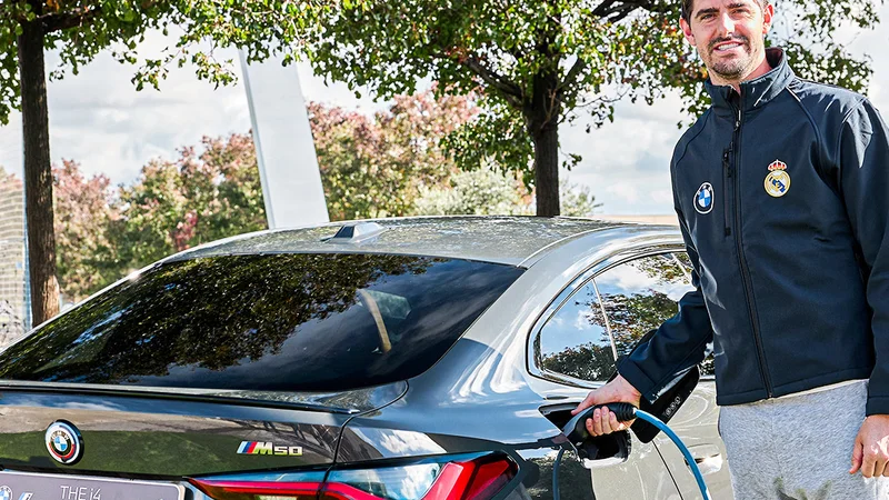 Realovo športno družino so obogatili prestižni avtomobili bavarskega priozvajalca BMW. Vrata nogometnega moštva Thibaut Courtois in drugi bodo vozili le avtomobile na električni pogon. FOTO: Real Madrid/facebook
