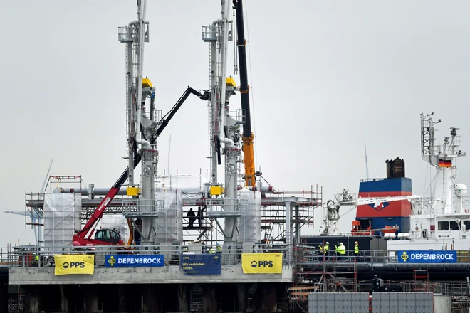 Pogled na plavajoči plinski terminal v Wilhelmshavnu na severeu Nemčije FOTO:&nbsp;Fabian Bimmer/REUTERS
