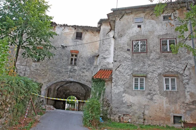 Po nedavnem podpisu pogodbe z ministrstvom za kulturo bo občina lahko prenovila zgodovinsko mitnico v Senožečah. FOTO: Občina Divača
