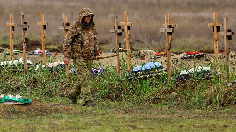 Fotografija: Na številnih vojaških pokopališč v Luganski regiji je veliko svežih grobov. FOTO: Aleksander Jermočenko/Reuters
