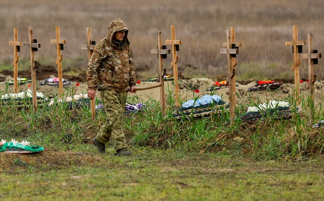 Na številnih vojaških pokopališč v Luganski regiji je veliko svežih grobov. FOTO: Aleksander Jermočenko/Reuters
