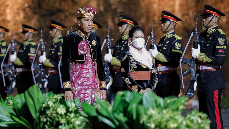 Fotografija: Indonezijski predsednik Džoko Vidodo (spremlja ga soproga Iriana Vidodo) je pravočasno ugotovil, da je kompromis edina pot do uspešnega zasedanja G20, ki ga bo okronala močna deklaracija. FOTO: Willy Kurniawan/AFP
