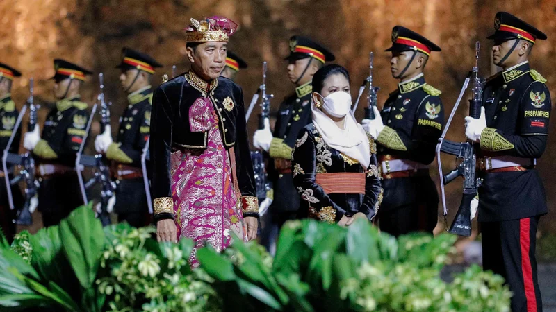 Fotografija: Indonezijski predsednik Džoko Vidodo (spremlja ga soproga Iriana Vidodo) je pravočasno ugotovil, da je kompromis edina pot do uspešnega zasedanja G20, ki ga bo okronala močna deklaracija. FOTO: Willy Kurniawan/AFP