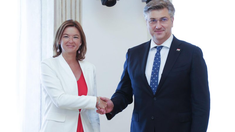 Fotografija: Slovenska zunanja ministrica Tanja Fajon se je julija letos med obiskom na Hrvaškem srečala tudi s predsednikom vlade Andrejem Plenkovićem. FOTO DAMJAN TADIĆ/CROPIX
