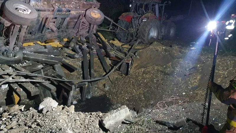 Fotografija: Mesto eksplozije v vasi Przewodów, kjer sta danes umrla dva človeka. Foto: Twitter