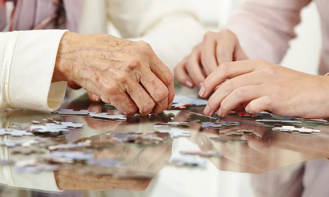 Demenca ne vpliva samo na bolnika in njegovega partnerja, ampak za enega bolnika z demenco v povprečju skrbijo trije ljudje. Običajno so to pripadniki srednje in mlajše generacije. FOTO: Shutterstock
