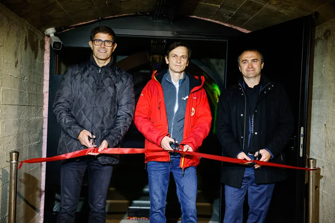 Novo zanimivost so predstavili Gregor Aljančič, vodja jamskega laboratorija Tular (na sredini), kranjski župan Matjaž Rakovec (levo) in direktor kranjskega zavoda za turizem Klemen Malovrh. FOTO: Anže Krže/Mediaspeed
