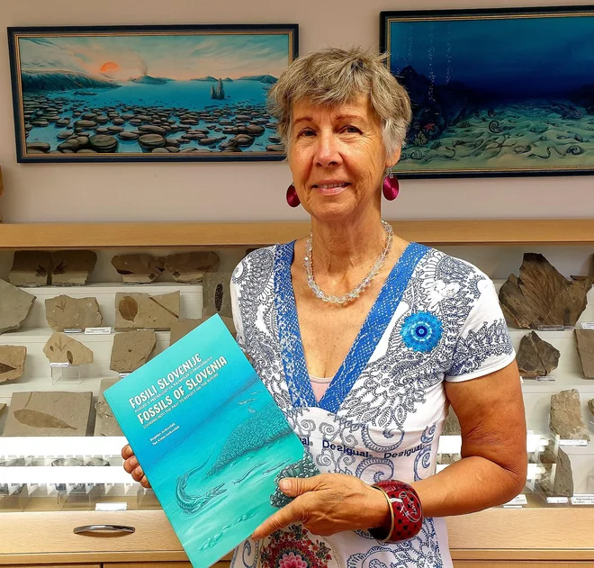 Dr. Tea Kolar Jurkovšek, prejemnica Panderjeve medalje, s knjigo Fosili Slovenije.  FOTO: Olga Knez
