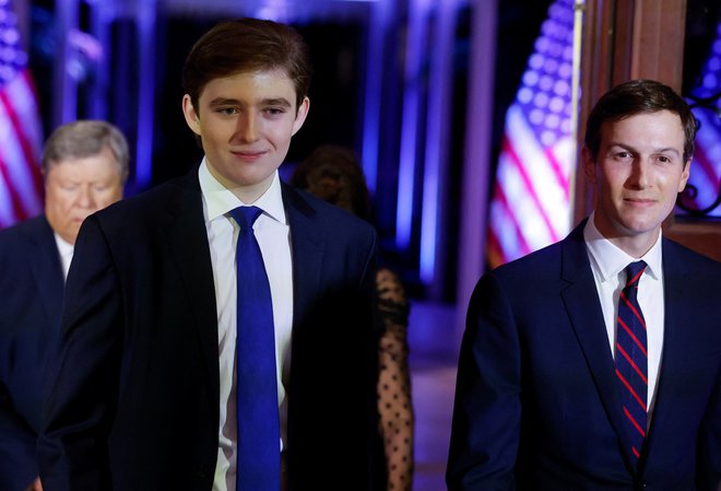 Napoved očetove ponovne kandidature je spremljal tudi sin Barron, na fotografiji ob Trumpovem zetu Jaredu Kushnerju. FOTO: Jonathan Ernst/Reuters
