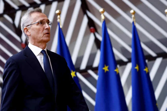 Generalni sekretar Nata Jens Stoltenberg, je pojasnil, da so Kanada, ZDA in Združeno kraljestvo začele usposabljati ukrajinske vojake že po ruski aneksiji Krima leta 2014. FOTO: Kenzo Tribouillard/AFP