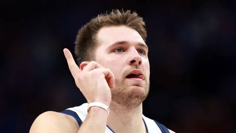 Fotografija: Dončić je zadel trojko 27 sekund pred koncem in povečal vodstvo Dallasa na 102:98. FOTO: Tom Pennington/AFP