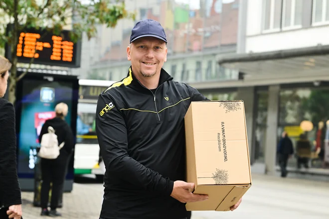 Število Slovencev, ki nakupujejo po spletu, se je lani v primerjavi z letom prej povečalo z 72 na 79&nbsp;odstotkov.&nbsp; FOTO: Marko Pigac
