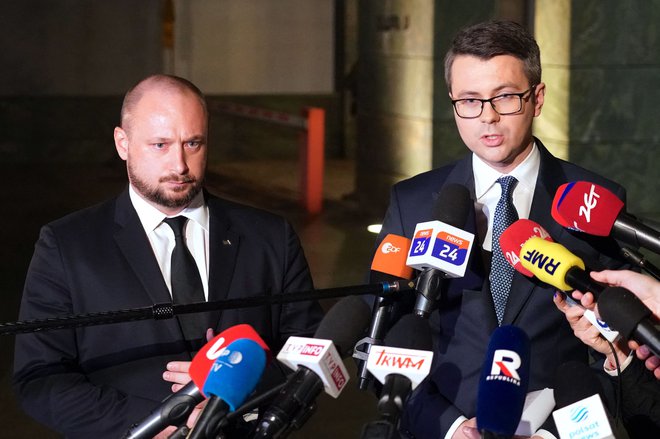 Vodja poljske službe za nacionalno varnost Jacek Siewiersk in tiskovni predstavnik poljske vlade Piotr Müller med včerajšnjo izjavo za medije. FOTO: Janek Skarzynski/AFP
