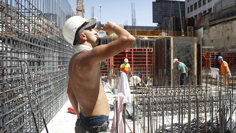 Fotografija: Slovenija zaznava rekordno število delovno aktivnih, najbolj raste število zaposlenih v gradbeništvu. FOTO: Leon Vidic/Delo
