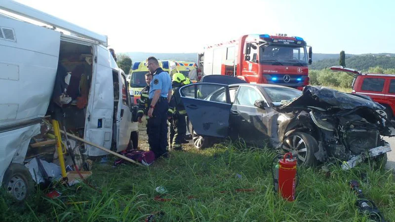 Fotografija: Z beemvejem je treščil v sredino avtodoma. FOTO: Gb Koper