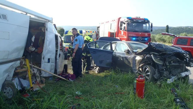 Z beemvejem je treščil v sredino avtodoma. FOTO: Gb Koper
