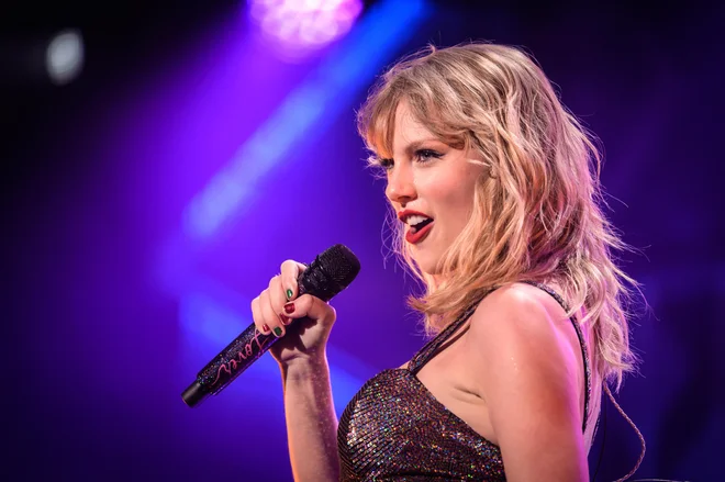 Taylor Swift med prepevanjem na svoj rojstni dan leta 2019 v New Yorku. FOTO: Shutterstock


&nbsp;
