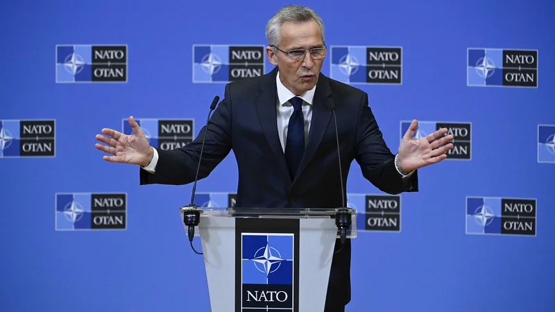 Fotografija: Nato ne vidi znamenj, da bi bila eksplozija na vzhodu Poljske rezultat načrtnega napada, je povedal generalni sekretar zavezništva Jens Stoltenberg. FOTO: John Thys/AFP
