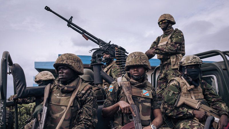 Fotografija: LKongovski in kenijski vojaki na letališču v Gomi. FOTO: Alexis Huguet/AFP
