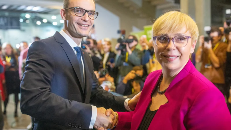 Fotografija: Zmagali so volivci, ljudstvo, slovenski narod. In njihova nova predsednica s programom osnovnih človeških vrednot. (Na fotografiji Anže Logar in Nataša Pirc Musar po njeni zmagi na volitvah.) FOTO VORANC VOGEL/DELO