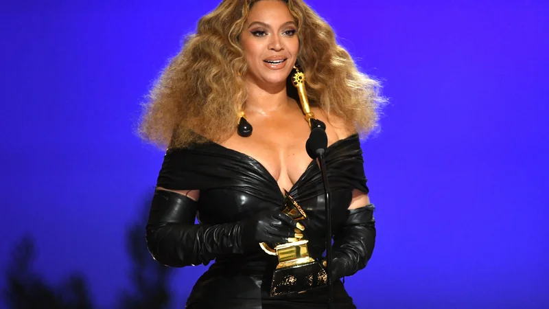 Fotografija: Beyoncé še ne more odpirati šampanjca. Adele ji je namreč v preteklosti že prekrižala načrte, čeprav je njena velika oboževalka. FOTO: AFP
