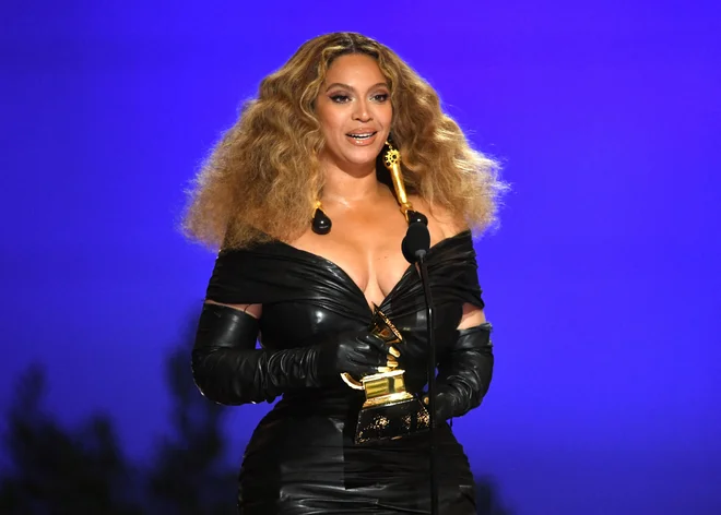 Beyoncé še ne more odpirati šampanjca. Adele ji je namreč v preteklosti že prekrižala načrte, čeprav je njena velika oboževalka. FOTO: AFP
