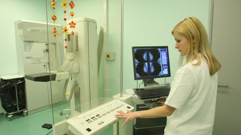 Fotografija: Zgodnje odkrivanje raka na dojki; mamografija v sklopu programa Dora na Onkološkem inštitutu.FOTO: Jure Eržen/Delo
