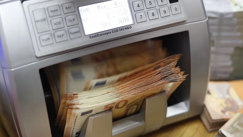 Fotografija: Po podatkih Fursa so prejemniki do 4. oktobra letos skupaj vrnili za 135 milijonov evrov neupravičenih pomoči. FOTO: Leon Vidic/Delo
